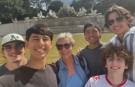 Des élèves d’échange du Rotary avec Gaby Henzmann dans le parc du château de Schönbrunn à Vienne (Photo : màd)