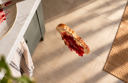 Le principe de la tartine beurrée illustre la loi de Murphy. (Photo: IA)